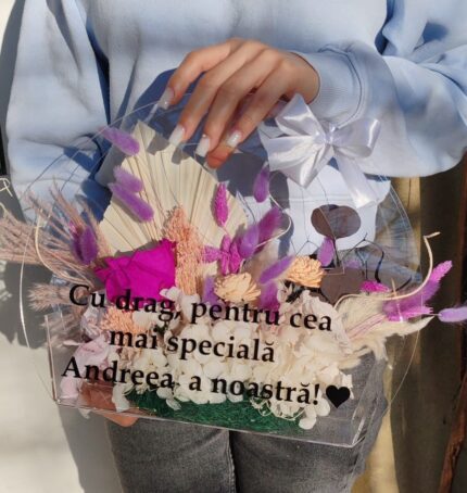 Coș plexiglas cu flori criogenate – În nuanțe mov & alb, dedicat Andreei speciale