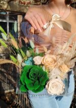 Aranjament in cos plexiglas cu flori criogenate – Alb & Verde - imagine 2